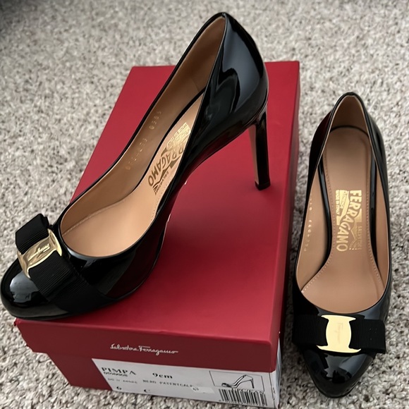 Salvatore Ferragamo platform Pumps 9sm size 6.Made in Italy. Excellent condition - Picture 2 of 6